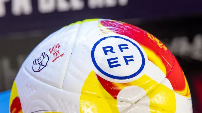 Trofeo de la Copa del Rey expuesto sobre un pedestal con iluminación roja durante la presentación oficial del torneo.