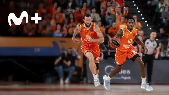 Jugadores del Valencia Basket en acción durante un partido de baloncesto retransmitido por Movistar Plus+.