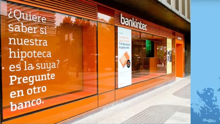 Escaparate de una oficina de Bankinter con un mensaje publicitario sobre hipotecas en España.