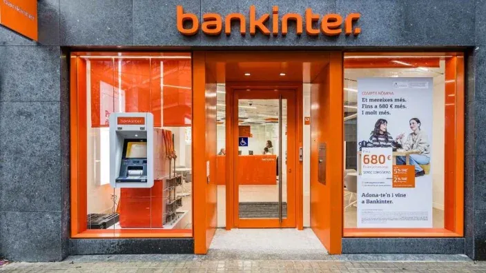 Fachada de una oficina de Bankinter con entrada principal y cajero automático
