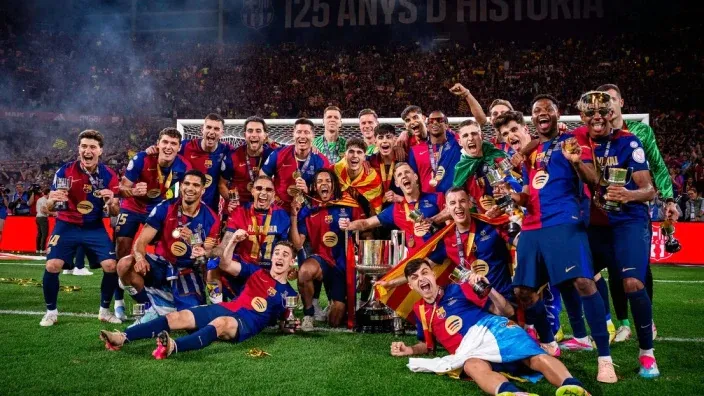La plantilla del FC Barcelona celebra el título de Copa del Rey 24-25 sobre el césped.