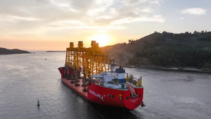 Astillero de Navantia en Galicia con estructuras para aerogeneradores marinos