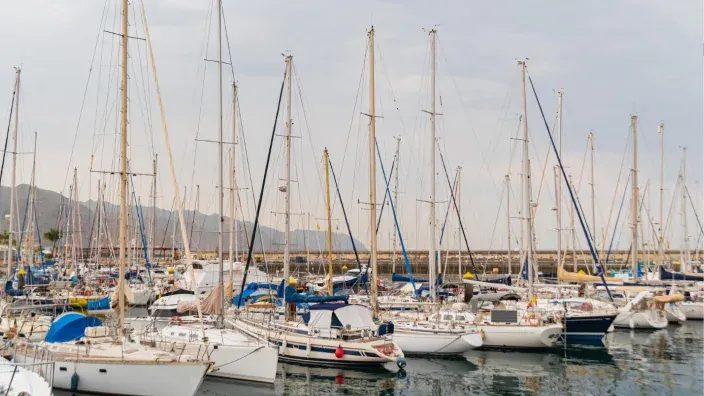 Embarcadero lleno de barcos en un día despejado.