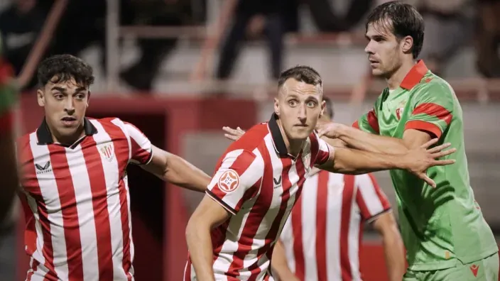 Jugadores del Athletic Club B y del Osasuna durante un partido de la Primera Federación.