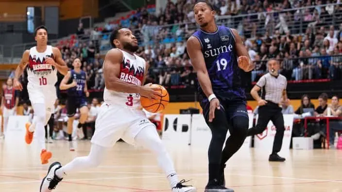 Jugadores del Bilbao Basket y Baskonia durante un partido de la Liga Endesa