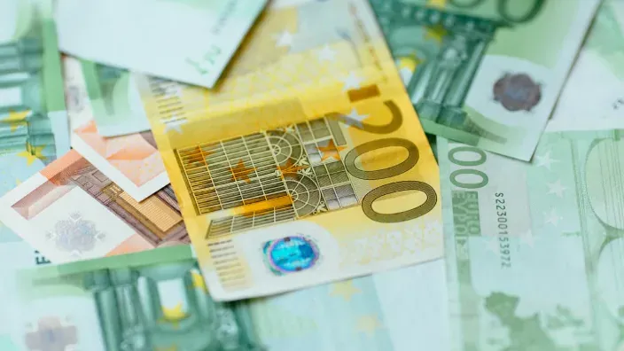 Billetes de euro en primer plano representando ahorro y liquidez financiera.