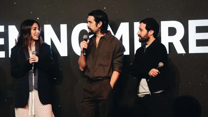 Blanca Suárez, Mario Casas y Nicolás Francella presentando sus proyectos en el evento de Netflix.