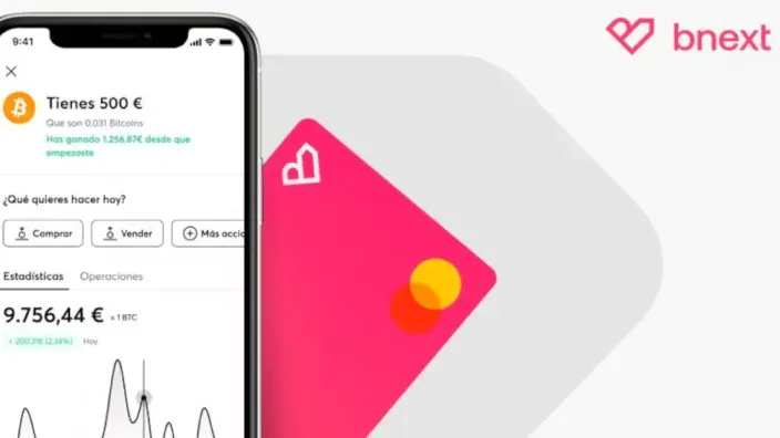 Aplicación de BNEXT en smartphone mostrando inversión en criptomonedas y tarjeta bancaria asociada.