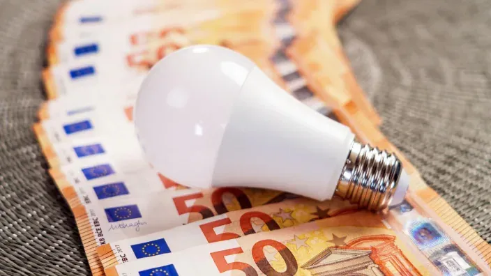 Bombilla led sobre varios billetes de 50 euros