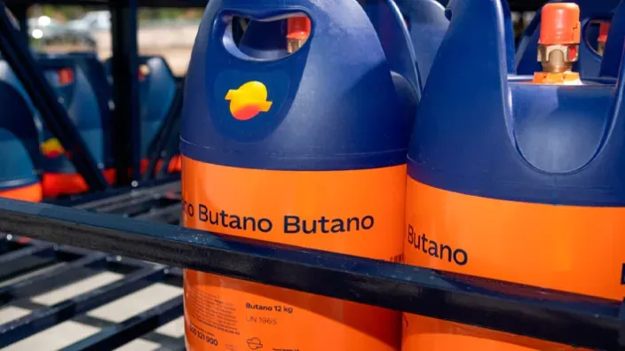 Bombonas modernas de butano Repsol almacenadas en una jaula metálica de reparto.