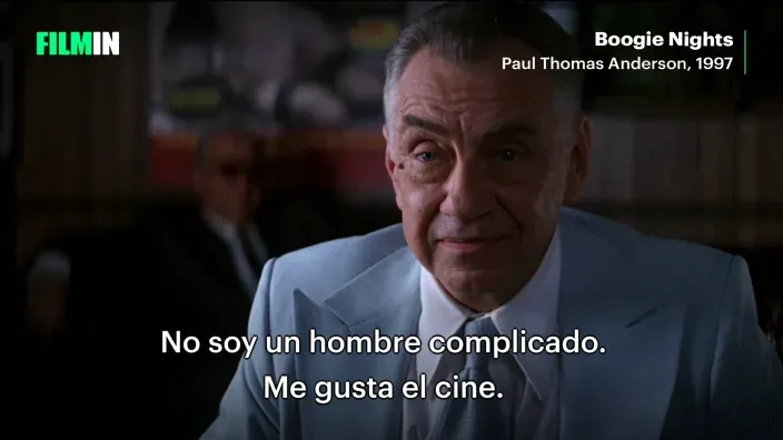 Escena de “Boogie Nights” con un personaje hablando sobre su pasión por el cine.