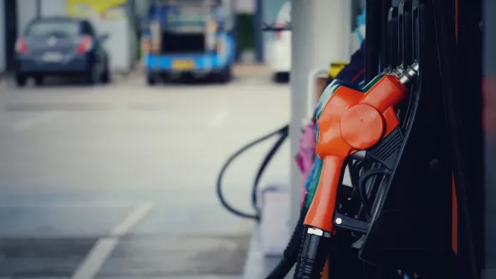 Surtidores de gasolina y diesel en una estación de servicio.