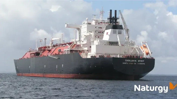 Buque metanero “Catalunya Spirit” de Naturgy navegando en alta mar.