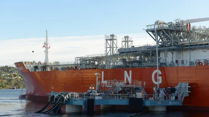 Buque metanero atracado en una terminal portuaria para la descarga de gas natural licuado (GNL).