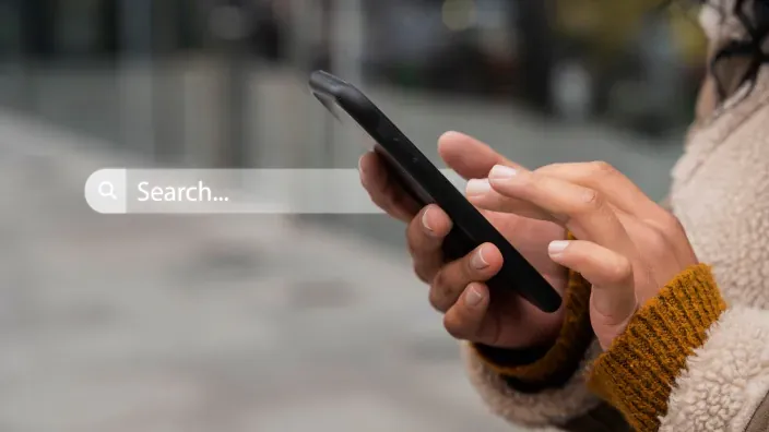 Persona realizando una búsqueda en Google con su móvil