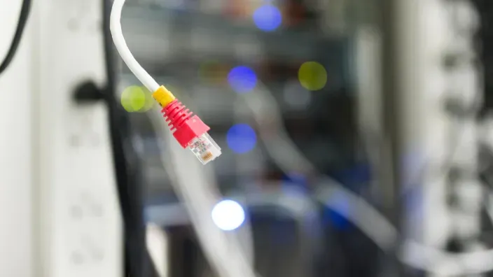 Cable Ethernet conectado a un servidor en un centro de datos