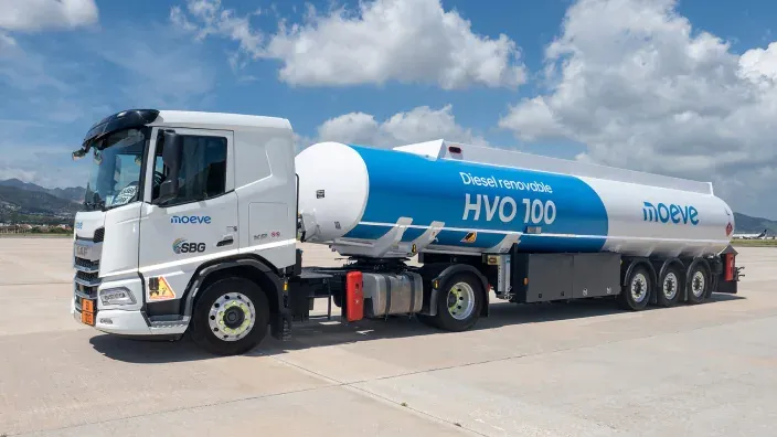 Camión cisterna de Moeve con combustible diésel renovable HVO 100 estacionado en una explanada.