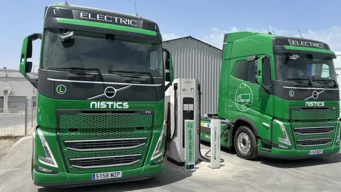 Dos camiones eléctricos de Nistics cargando en un punto de recarga