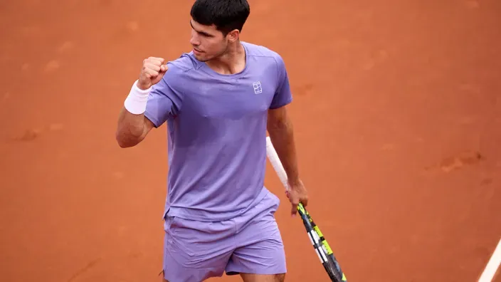 Carlos Alcaraz celebrando un punto en una pista de tierra batida