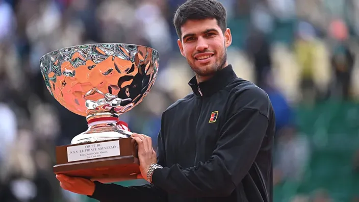 Carlos Alcaraz posando con el trofeo de ganador del Masters 1000 de Montecarlo en 2025.