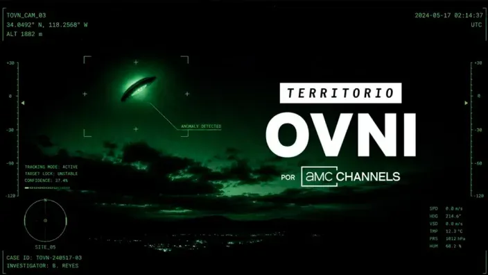 Cartel de Territorio OVNI de AMC Channels con un objeto volador en una escena de visión nocturna