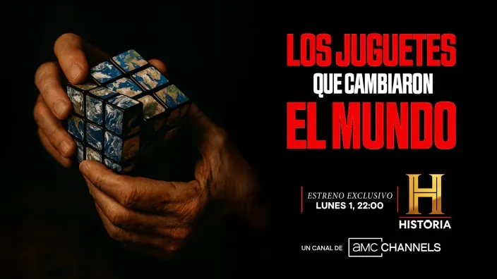 Cartel promocional de Los juguetes que cambiaron el mundo de Canal Historia. Manos con un cubo de Rubik con el mapa del mundo.