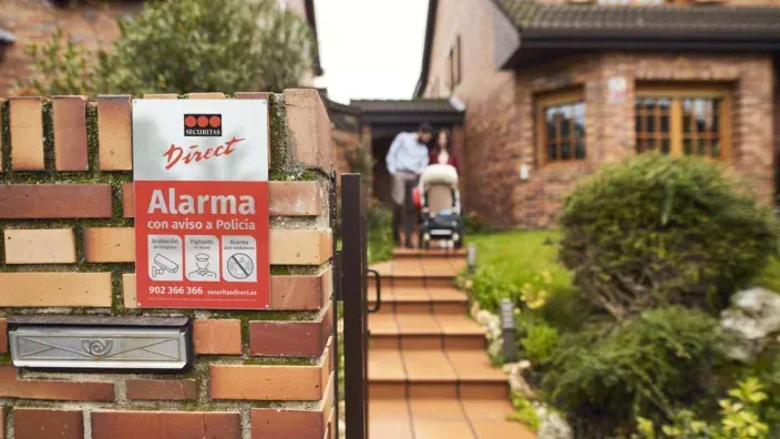 Placa de alarma de Securitas Direct colocada en la entrada de una vivienda unifamiliar.