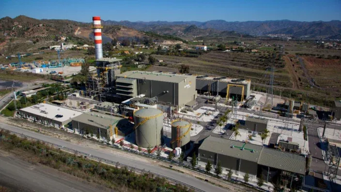 Planta de ciclo combinado de Naturgy en Málaga cerca de la costa.