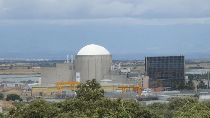 Vista de la central nuclear de Almaraz, en Cáceres, una instalación clave en la producción de energía nuclear en España.