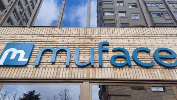 Fachada del edificio de la sede de Muface con su logotipo azul visible en la entrada.