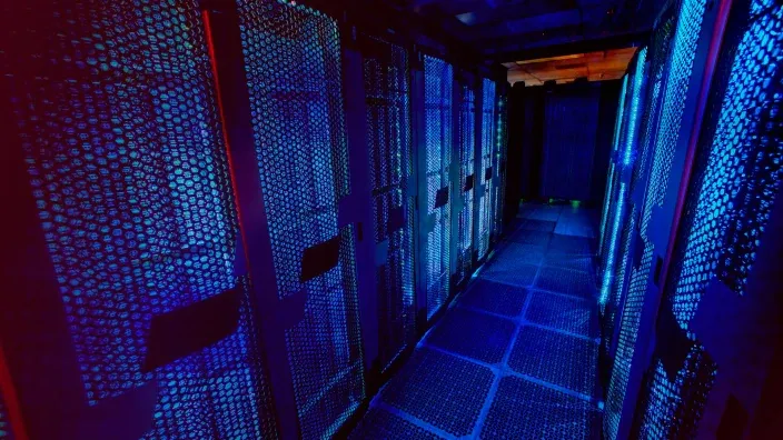 Sala de servidores con luces azules en un centro de datos en funcionamiento