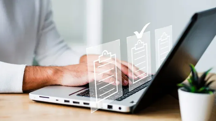 Usuario gestionando una lista de verificación online.