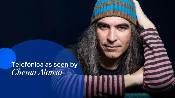 Retrato de Chema Alonso, ex-directivo de Telefónica, en una imagen promocional para una entrevista sobre su visión de la compañía.