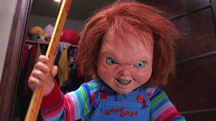 Imagen del muñeco Chucky sosteniendo una regla con gesto amenazante.