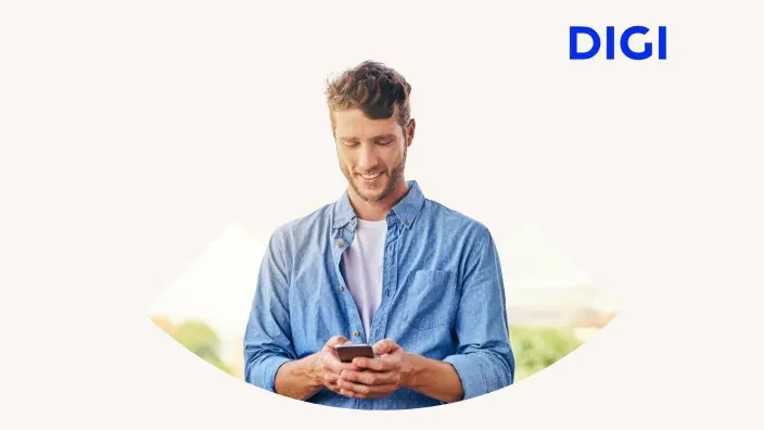 Hombre sonriendo mientras usa su smartphone, cliente de la operadora de telefonía e internet DIGI.