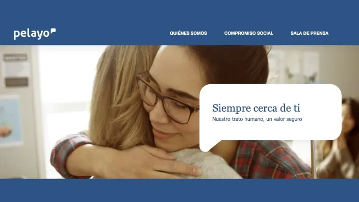 Pelayo Seguros: trato humano y cercanía bajo el lema Siempre cerca de ti, reflejado en el abrazo de dos mujeres.