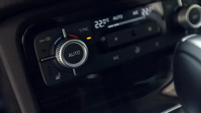 Panel de control del climatizador de un coche con ajuste automático de temperatura.