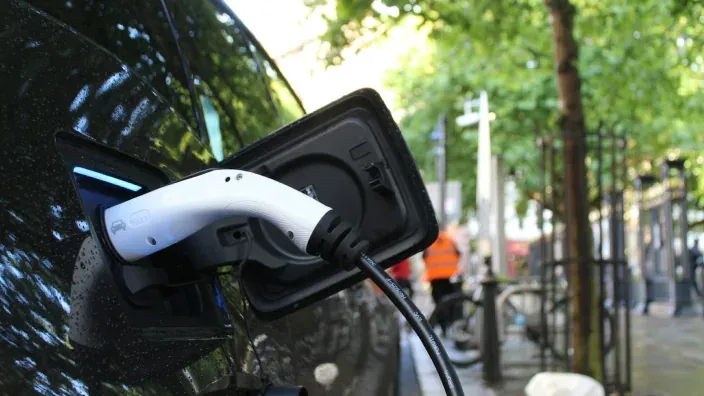 Símbolo pintado en el suelo que indica una plaza de carga para vehículos eléctricos.