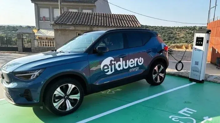Coche eléctrico de EfiDuero Energy recargando en un punto de carga rural