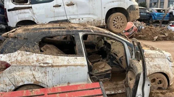 Coches destrozados y apilados tras una grave inundación o DANA.