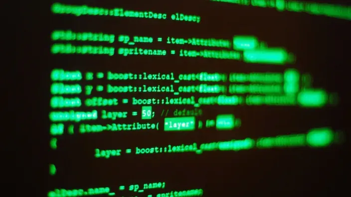 Código informático en color verde mostrado en una pantalla