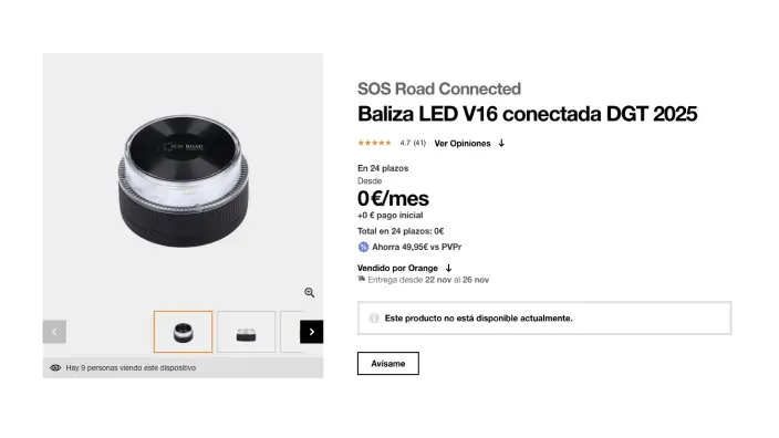 Conductor colocando baliza V16 de emergencia en el techo del coche en carretera.