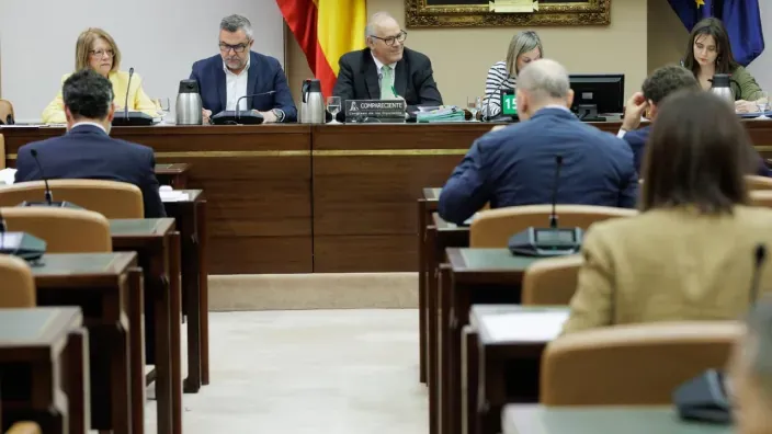 Comparecencia en la comisión del apagón en el Congreso de los Diputados con varias personas sentadas en la mesa