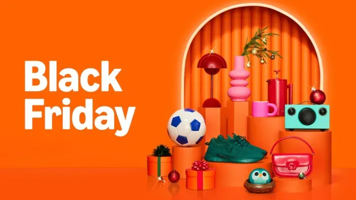 Composición de productos y regalos sobre fondo naranja con diseño promocional de Black Friday en Amazon