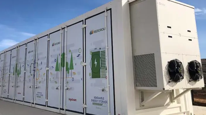 Contenedor modular de baterías con el logotipo de Iberdrola utilizado para almacenamiento de energía renovable.