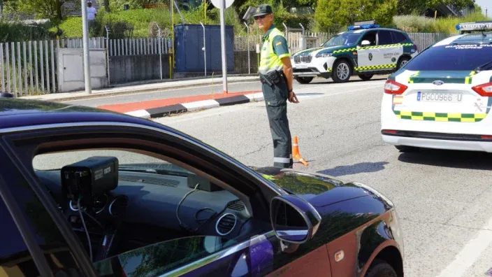 Agente de la Guardia Civil realizando un control de tráfico con radar en carretera