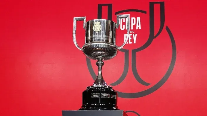 Primer plano del trofeo de campeón de la Copa del Rey de fútbol.