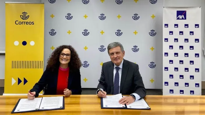 Directivos de Correos y AXA firmando un acuerdo de colaboración para ofrecer seguros en oficinas postales.