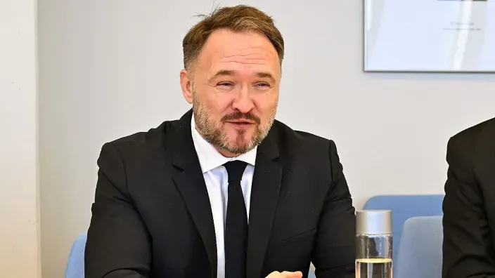 Dan Jorgensen, comisario de Energía, durante una comparecencia oficial en una sala de reuniones gubernamental.
