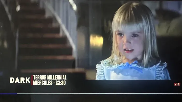 Anuncio del ciclo Terror Millennial en el canal DARK. Escena de una niña asustada de una película de miedo.